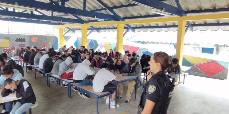 Inspetoria de Defesa da Mulher da Polícia Municipal realiza palestras para adolescentes sobre relacionamento abusivo