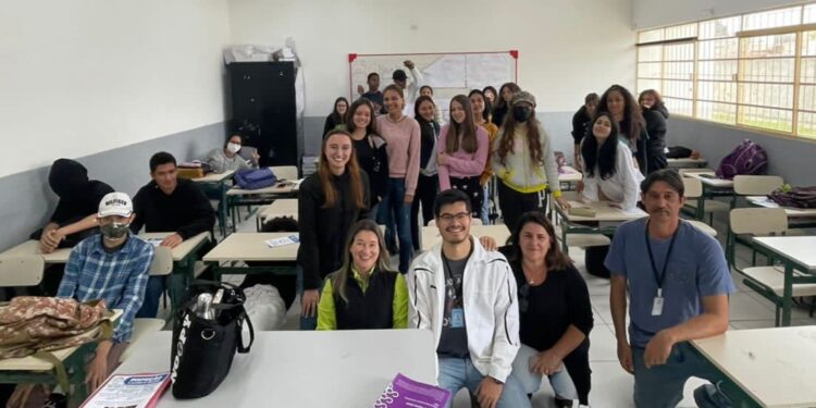 Equipe da Secretaria do Meio Ambiente realiza palestra na Escola Estadual Professora Maísa Theodoro da Silva