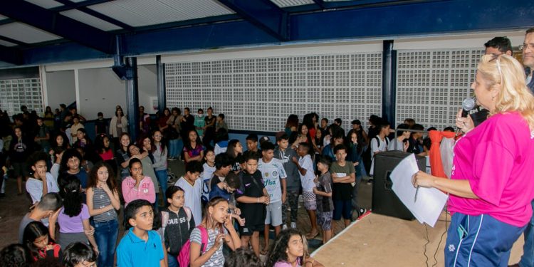 Prefeitura inicia entrega de medalhas dos Jogos Interescolares nas escolas