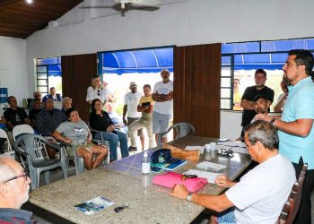 Prefeito Felipe Augusto reúne-se com associação de moradores de Barequeçaba