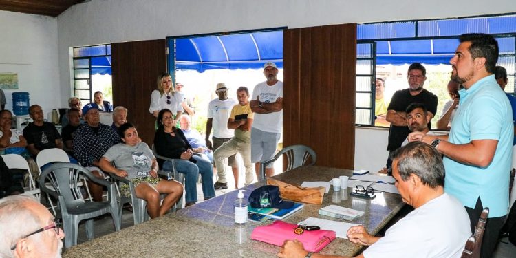 Prefeito Felipe Augusto reúne-se com associação de moradores de Barequeçaba