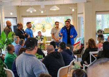Prefeito Felipe Augusto reúne-se com comerciantes de Juquehy para tratar de segurança pública