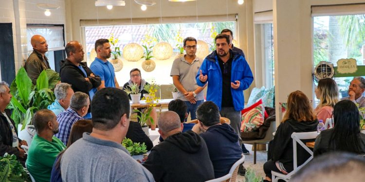 Prefeito Felipe Augusto reúne-se com comerciantes de Juquehy para tratar de segurança pública