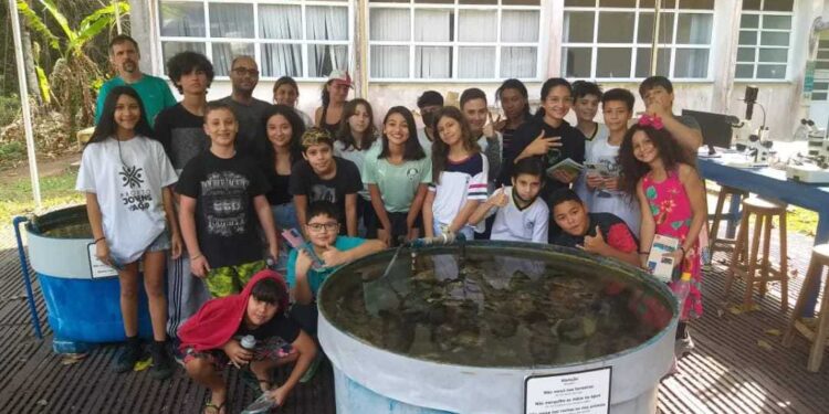 Alunos de Barequeçaba visitam Centro de Biologia Marinha da USP