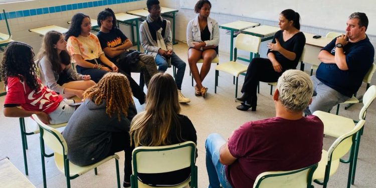 Alunos do projeto Jovens em Ação aprendem sobre conscientização animal com o CCZ