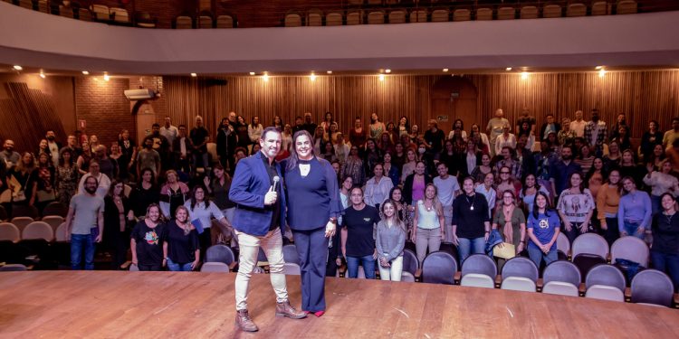 Gestores da rede municipal participam de palestra sobre inteligência emocional