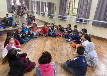 Alunos da Costa Sul assistem peça musical sobre a lenda do Pontal da Cruz