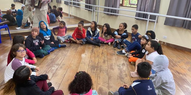 Alunos da Costa Sul assistem peça musical sobre a lenda do Pontal da Cruz
