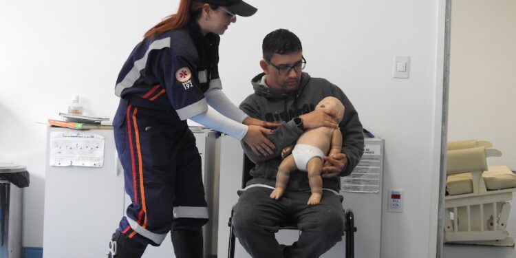 Prefeitura de São Sebastião promove treinamento de Técnica de Desengasgo de Bebês em Boiçucanga