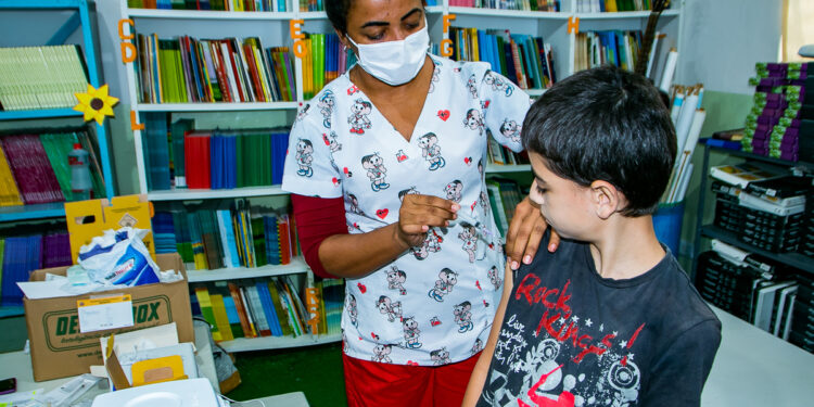 Alunos da rede municipal recebem vacinação na escola