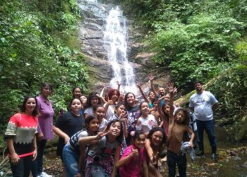 Alunos da EM Prof. João Gabriel de Santana visitam cachoeira do Viveiro Municipal