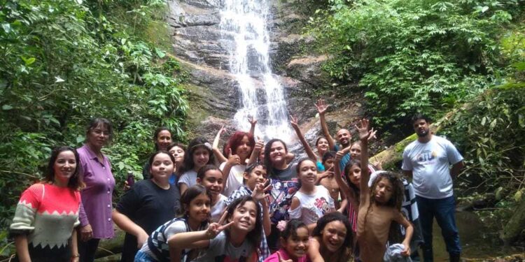 Alunos da EM Prof. João Gabriel de Santana visitam cachoeira do Viveiro Municipal