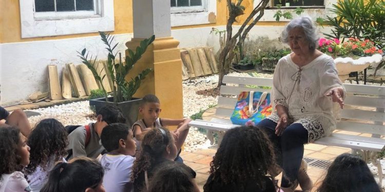 Alunos de Boraceia se encontram com Neide Palumbo no Centro Histórico
