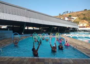 Aulas de hidroginástica e alongamento para terceira idade melhoram qualidade de vida de sebastianenses
