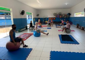 Aulas de ginástica e alongamento são ministradas no Centro de Apoio Educacional 