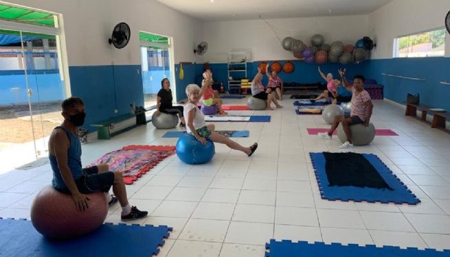 Aulas de ginástica e alongamento são ministradas no Centro de Apoio Educacional 
