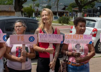 Outubro Rosa: caminhada e plantio de árvores são marcados por emoção e homenagens à vida
