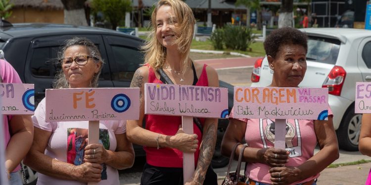 Outubro Rosa: caminhada e plantio de árvores são marcados por emoção e homenagens à vida