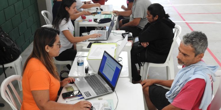 Moradores do bairro Barra do Sahy recebem orientações de programas sociais