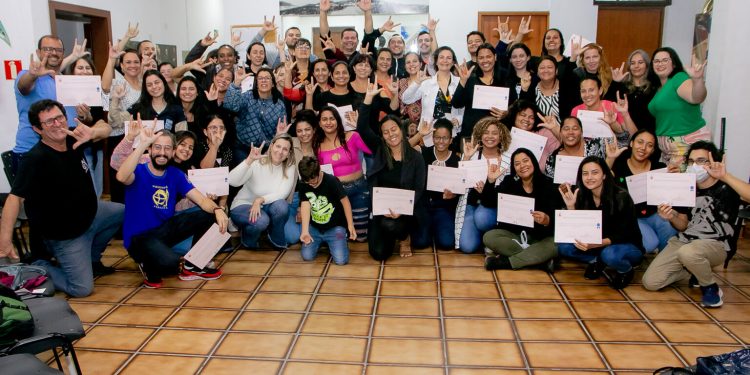 Prefeitura de São Sebastião forma alunos do Curso Básico de Libras
