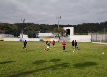 Crianças e adolescentes treinam futebol de campo e society no bairro Itatinga e Rua da Praia