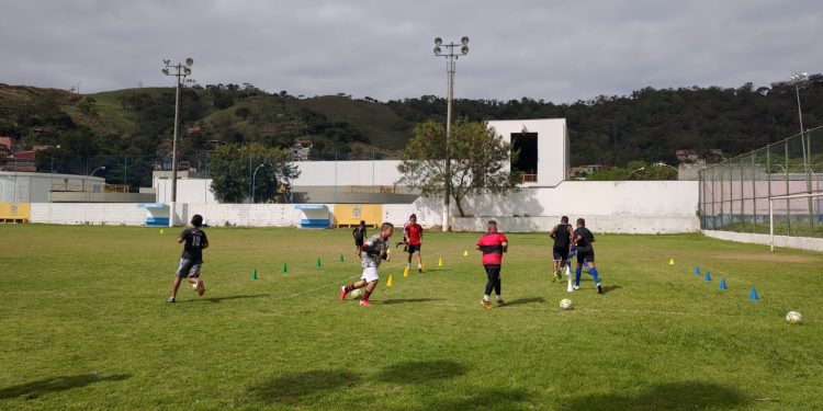 Crianças e adolescentes treinam futebol de campo e society no bairro Itatinga e Rua da Praia