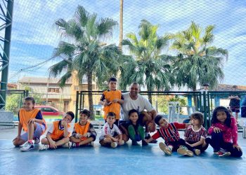 Crianças ampliam práticas de locomoção e coordenação motora em aulas de futsal