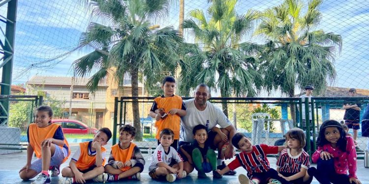 Crianças ampliam práticas de locomoção e coordenação motora em aulas de futsal