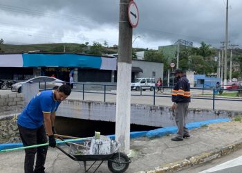 Prefeitura executa serviços de pinturas de guias no bairro Topolândia e região