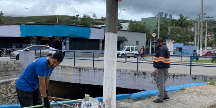 Prefeitura executa serviços de pinturas de guias no bairro Topolândia e região
