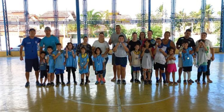 Prefeitura oferece aulas de Futsal no Centro de Apoio Educacional (CAE)