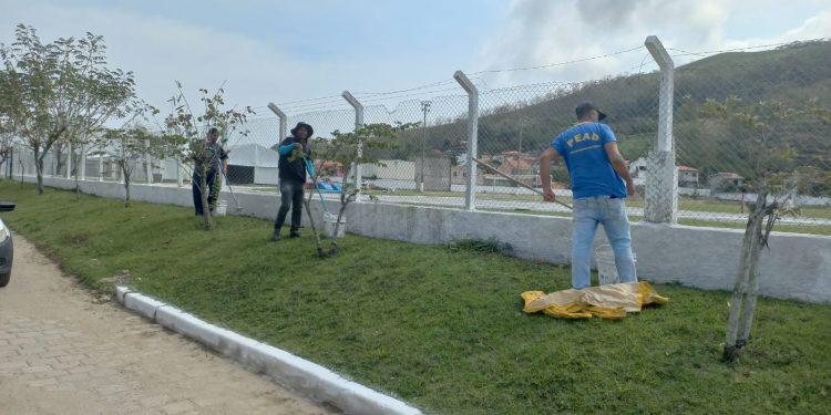 Prefeitura permanece com serviços de manutenção e pintura em espaços esportivos