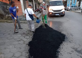 Operação tapa-buracos é executada em ruas do bairro Topolândia e região