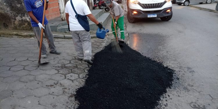 Operação tapa-buracos é executada em ruas do bairro Topolândia e região
