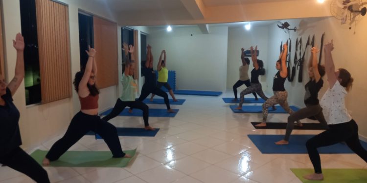 Mais de 60 alunos integram o projeto ‘Yoga para Todos’