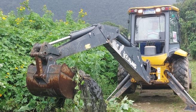 Prefeitura intensifica desassoreamento de valas em Maresias