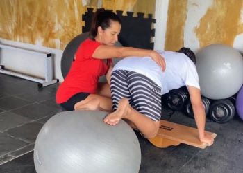 Programa Força Atleta oferece treinamento profissional para surfistas em Maresias