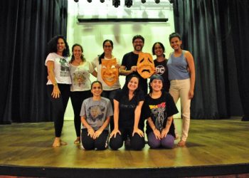 Professores da rede municipal participam de oficina teatral