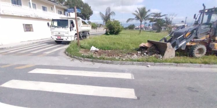Ruas dos bairros da Costa Norte passam por ações de limpeza e remoções mecanizadas de entulhos