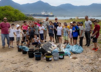 Ação de limpeza no Mangue do Colhereiro recolhe mais de 40 quilos de rejeitos em São Sebastião