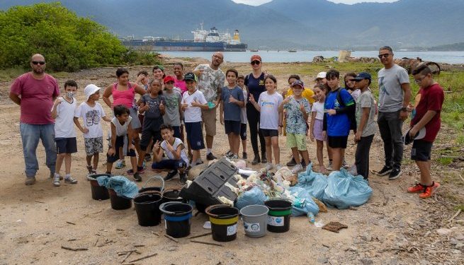 Ação de limpeza no Mangue do Colhereiro recolhe mais de 40 quilos de rejeitos em São Sebastião