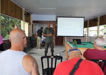 Prefeitura de São Sebastião realizou reunião entre Polícia Ambiental e pescadores artesanais na Enseada