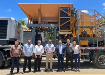 O prefeito Felipe Augusto participa da entrega da primeira Usina Móvel RCC na cidade de Jambeiro