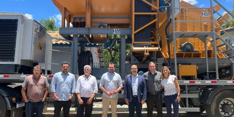 O prefeito Felipe Augusto participa da entrega da primeira Usina Móvel RCC na cidade de Jambeiro