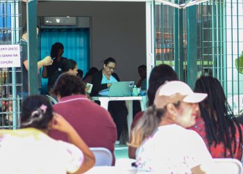 Moradores do bairro Canto do Mar recebem orientações de programas sociais