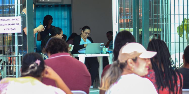 Moradores do bairro Canto do Mar recebem orientações de programas sociais