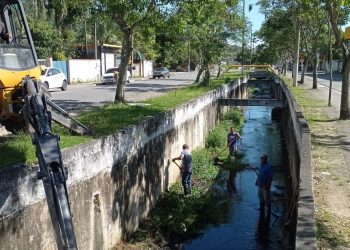 Ações de limpeza e desassoreamento são efetuadas no córrego Mãe Isabel no bairro Topolândia e região