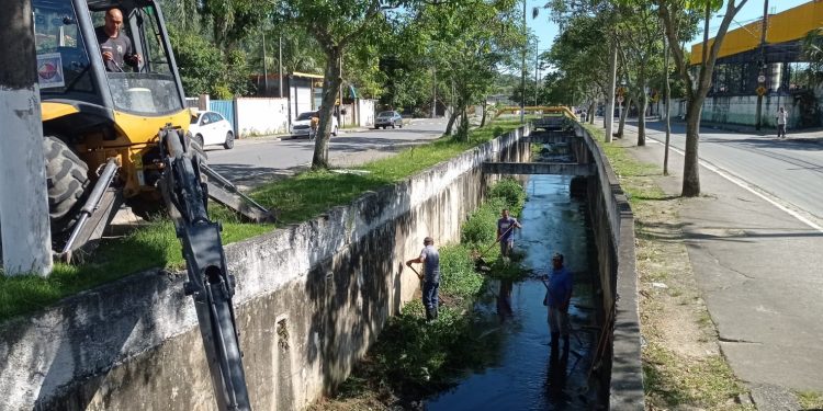 Ações de limpeza e desassoreamento são efetuadas no córrego Mãe Isabel no bairro Topolândia e região
