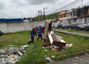 Operação cata-cata no bairro Topolândia resulta em seis caminhões de detritos e materiais inservíveis