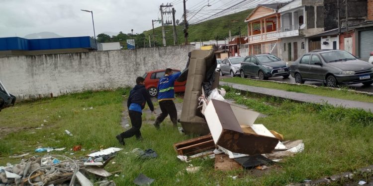 Operação cata-cata no bairro Topolândia resulta em seis caminhões de detritos e materiais inservíveis